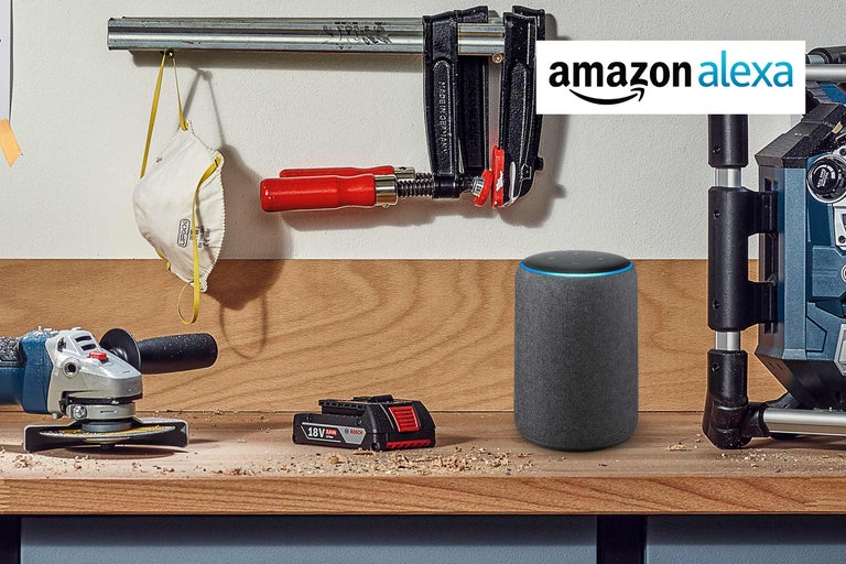 Werkstattszene mit Amazon Alexa, Schleifgerät, Akku, Schraubzwingen und Atemschutzmaske