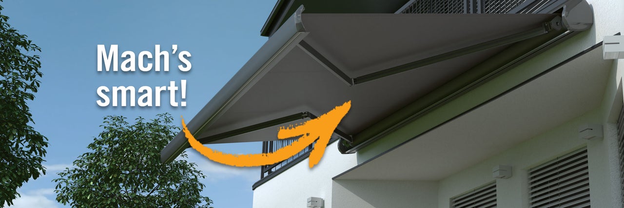 Ausgefahrene Gelenkarmmarkise an einem Gebäude.