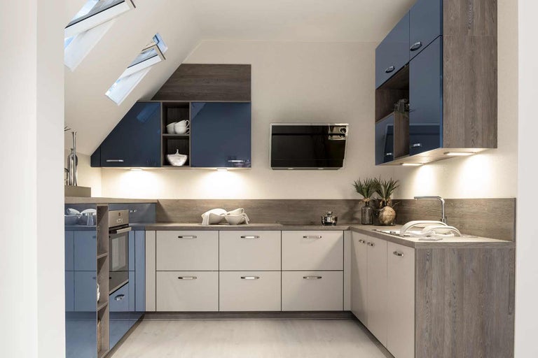 Helle Küche mit Einbauschränken und Küchengeräten