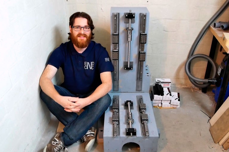 Person sitzt neben CNC-Maschinenbausatz im Hornbach Webshop.