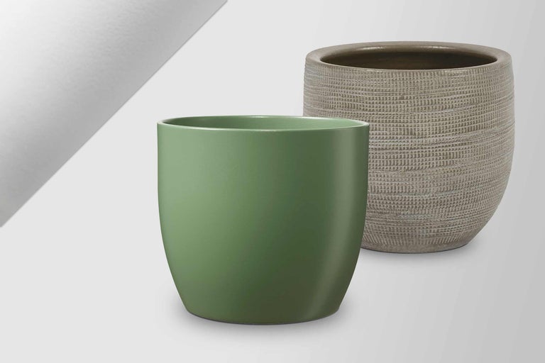 Zwei Pflanzgefäße unterschiedlicher Größe und Textur.