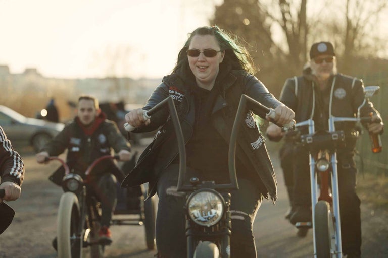 Eine Gruppe von Personen fährt auf Fahrrädern mit Motorunterstützung.