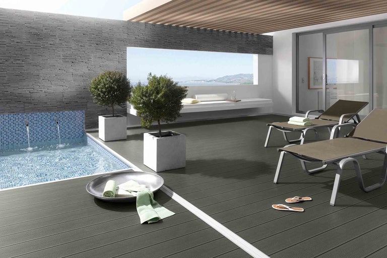 Terrasse mit Pool, Liegestühlen und Holzboden