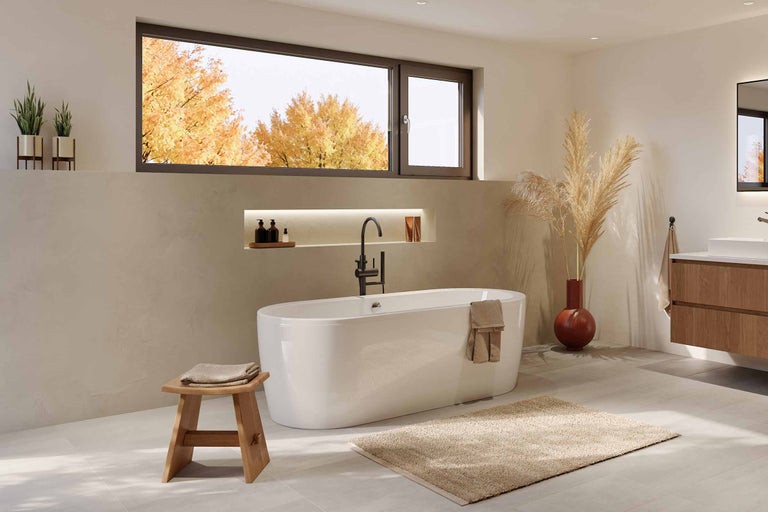 Helles Badezimmer mit freistehender Badewanne, Holzschemel und Fenster