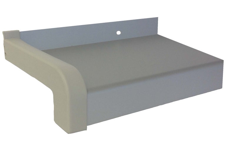 Fensterbank aus Kunststoff mit Montagebohrung