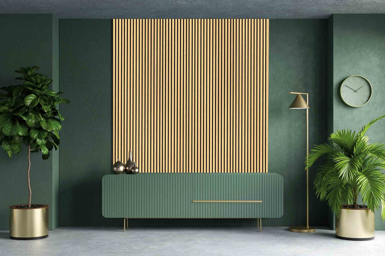 Wohnraum mit Paneelwand, Sideboard und Zimmerpflanzen für eine moderne Raumgestaltung.