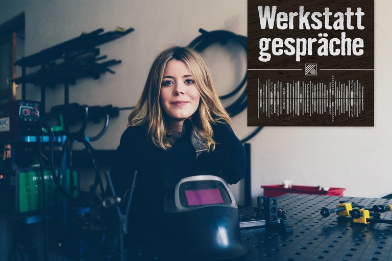 Eine Frau steht in einer Werkstatt mit einer Schweissmaske auf einem Tisch und dem Schriftzug Werkstattgespräche im Hintergrund.