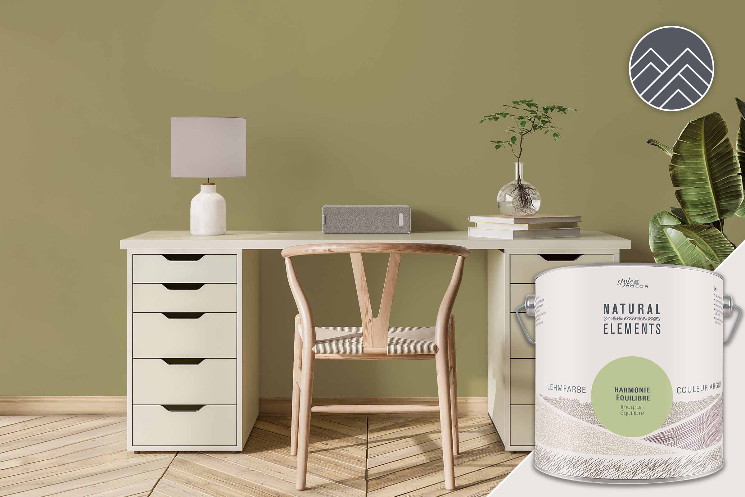 Wohnszene mit StyleColor Natural Elements Lehmfarbe an der Wand, Schreibtisch und Stuhl