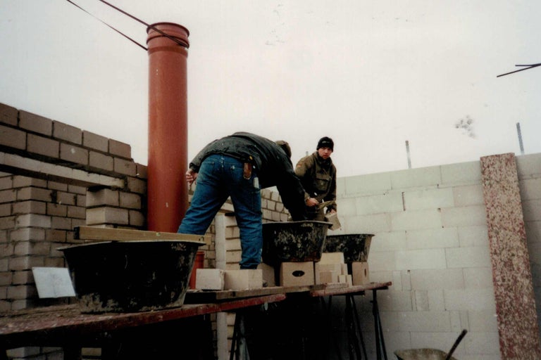 Baustelle mit Maurerarbeiten und Baumaterialien