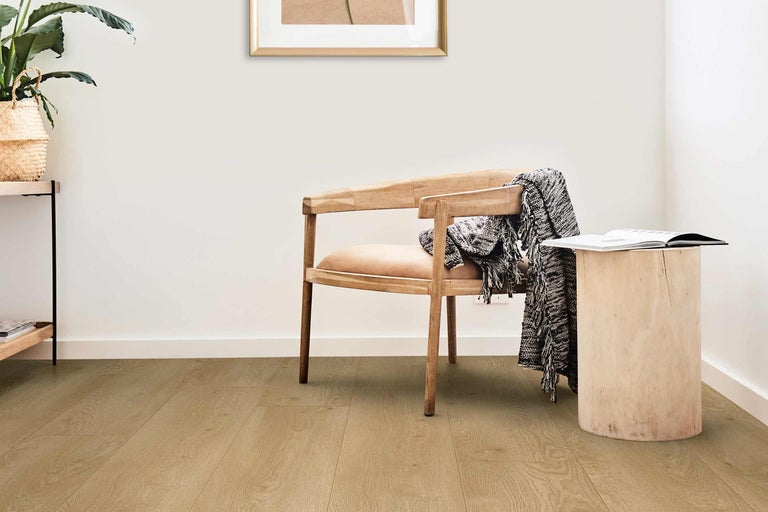 Heller Raum mit Holzboden, Holzstuhl und Beistelltisch aus Baumstamm