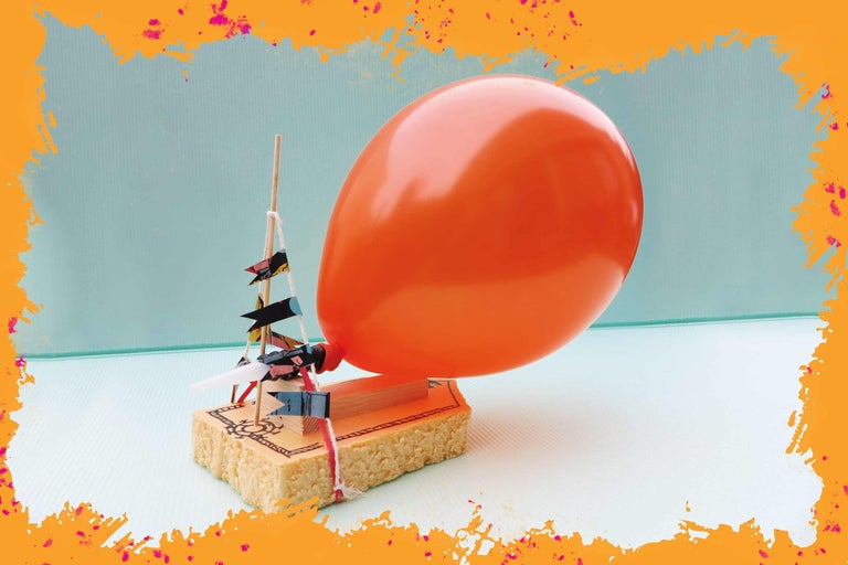 Nahaufnahme eines selbstgebauten Bootes mit Ballonantrieb