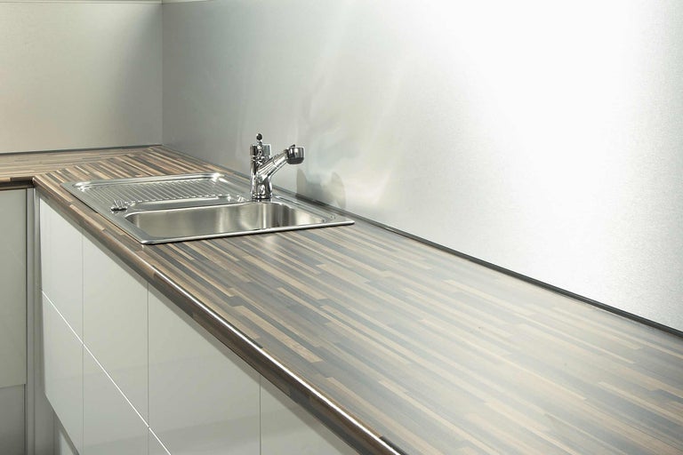 Küchenspüle mit Wasserhahn auf Arbeitsplatte aus Holz