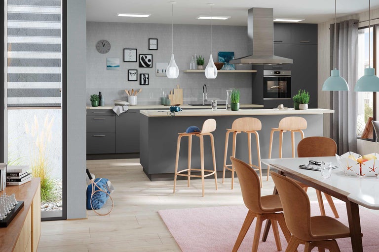 Helle und geräumige Küche mit Kochinsel, Barhockern und Essbereich