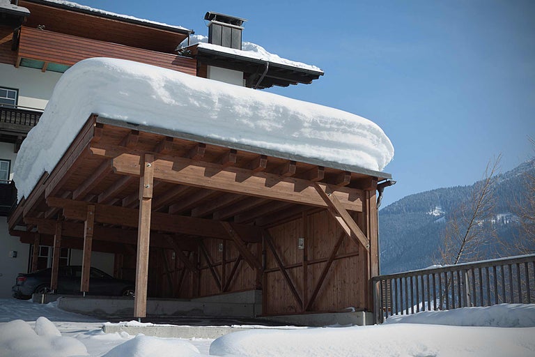 Holzcarport mit Schnee im Winter