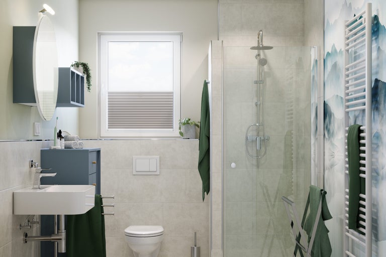 Helles Badezimmer mit Waschtisch, Spiegel, Toilette und Dusche