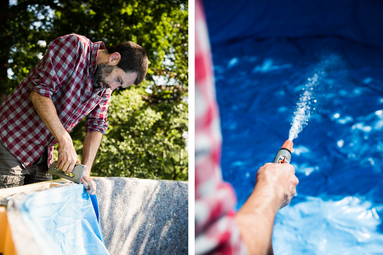 Mann befestigt Poolfolie mit einem Tacker und befüllt einen Pool mit Wasser