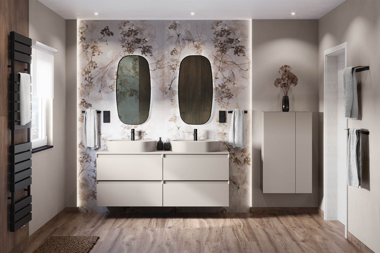 Helles Badezimmer mit Waschtischunterschrank, Aufsatzwaschbecken, Spiegeln und floraler Tapete.