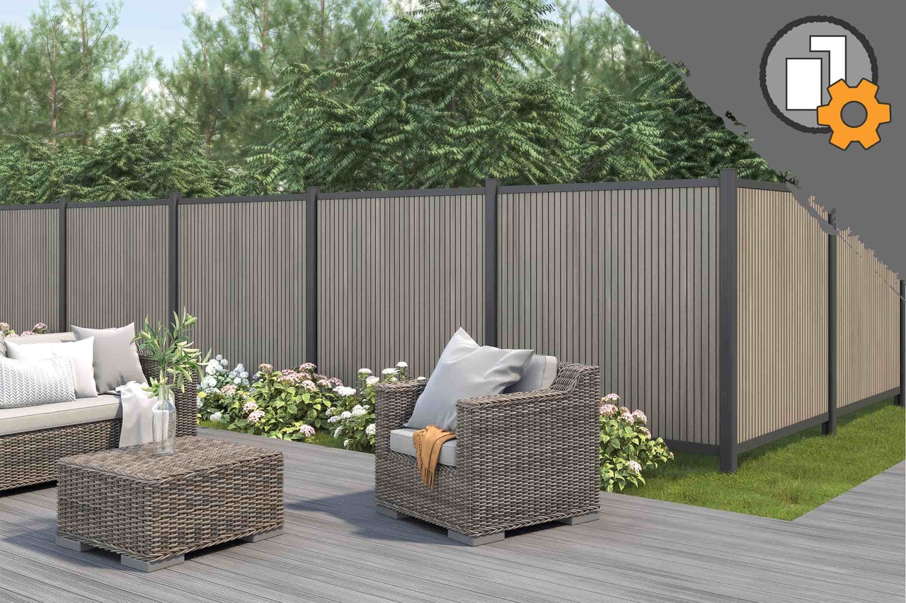 Moderne Gartenszene mit Sichtschutzzaun aus Holz-Kunststoff-Verbundwerkstoff, Geflecht-Gartenmöbeln und Blumenbeeten. Symbol für Systemkonfiguration.