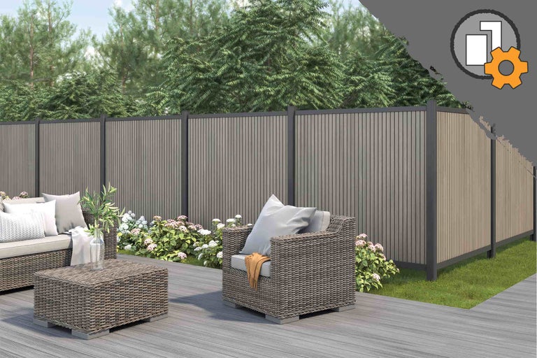 Moderne Gartenszene mit Sichtschutzzaun aus Holz-Kunststoff-Verbundwerkstoff, Geflecht-Gartenmöbeln und Blumenbeeten. Symbol für Systemkonfiguration.