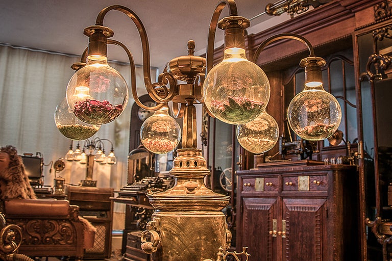 Dekorative goldfarbene Lampe mit Glühbirnen im Vintage Stil