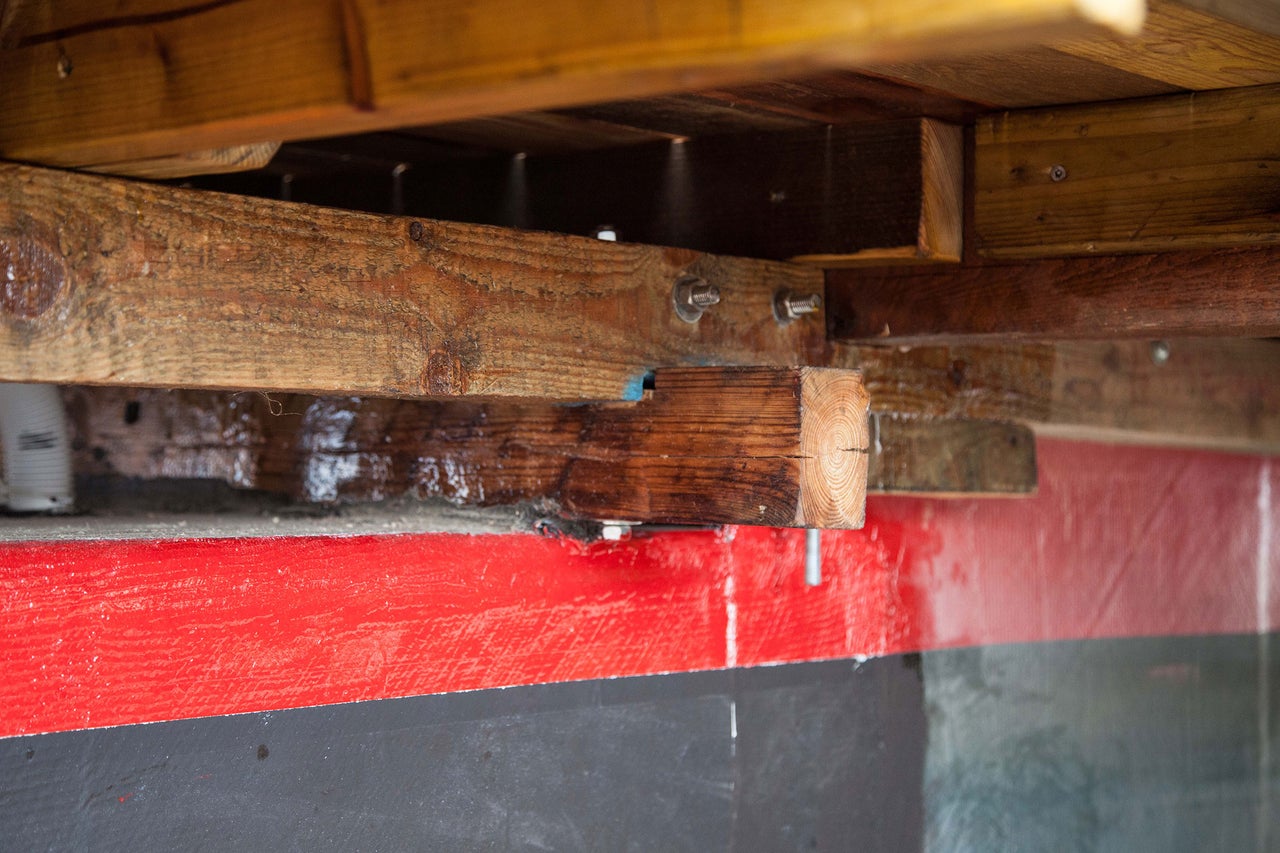 Holzkonstruktion mit Schrauben und roter Farbe