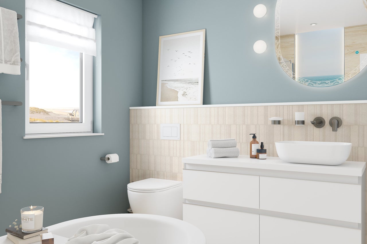 Modernes Badezimmer mit Waschbecken, Spiegel und Toilette