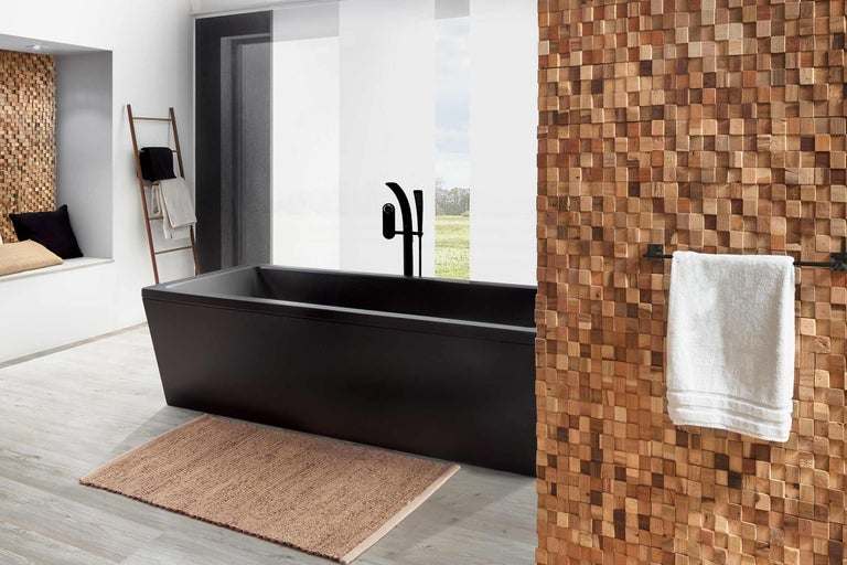 Modernes Badezimmer mit freistehender Badewanne, Holzverkleidung und heller Atmosphäre