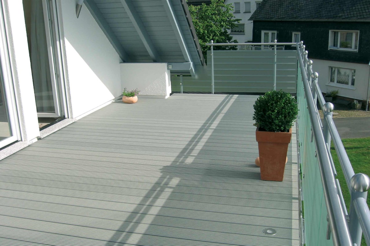 Balkon mit Dielenboden, Geländer und Bepflanzung
