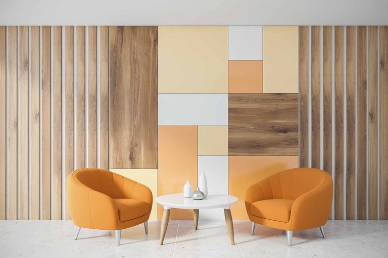 Wohnzimmer mit Holzpaneelen, zwei Sesseln und einem Tisch