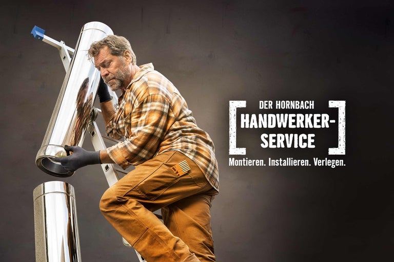Ein Handwerker montiert ein Edelstahl-Ofenrohr auf einer Leiter. Der Hornbach Handwerkerservice bietet Montage, Installation und Verlegung.