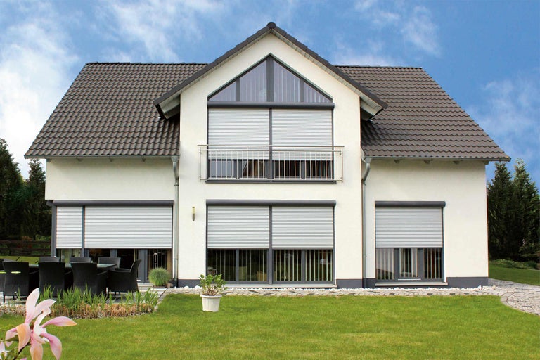 Modernes Haus mit Rollläden an den Fenstern für Sonnenschutz und Privatsphäre.