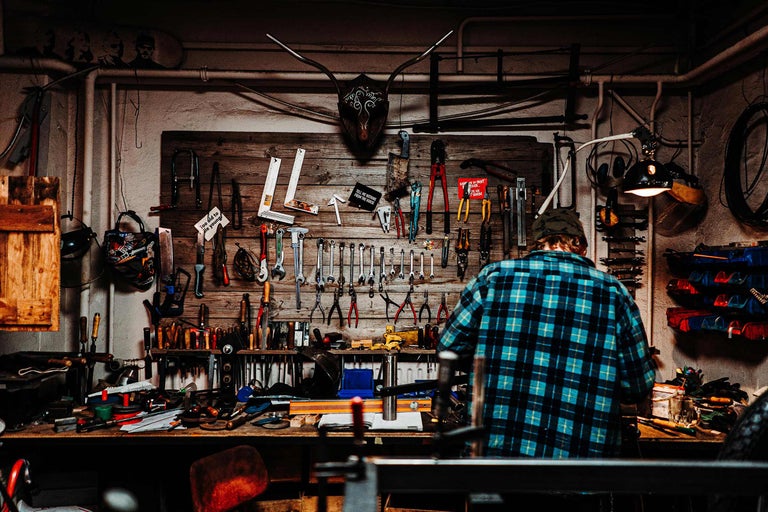 Werkstatt mit Werkzeugen an der Wand und Werkbank
