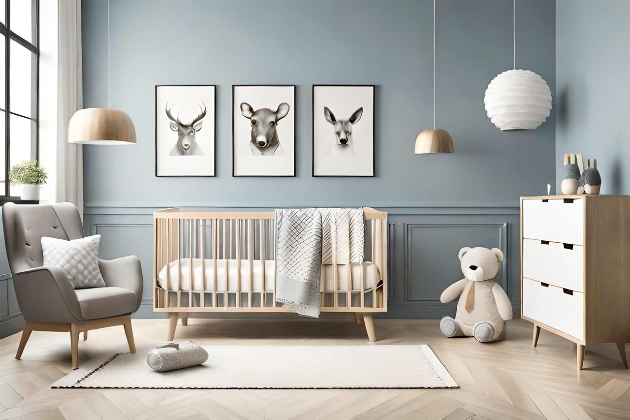 Babyzimmer mit Gitterbett, Sessel, Kommode und Tierbildern