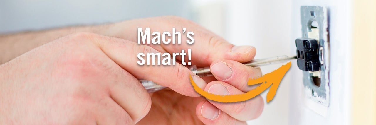 Elektriker installiert einen Schalter mit einem Schraubendreher