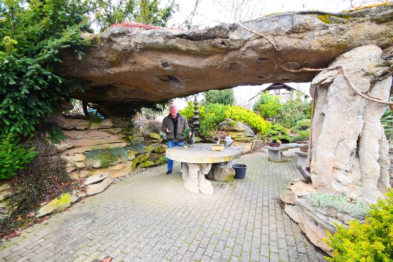 Aussengestaltung mit Steintisch und Felsüberdachung im Garten
