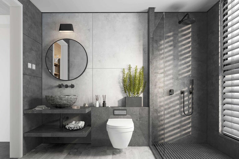 Modernes Badezimmer mit Dusche, Waschtisch, Spiegel und Toilette