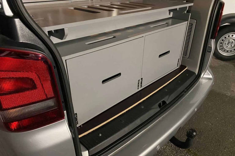 Ausgebauter Kofferraum eines Vans mit Schubladen und Regalböden