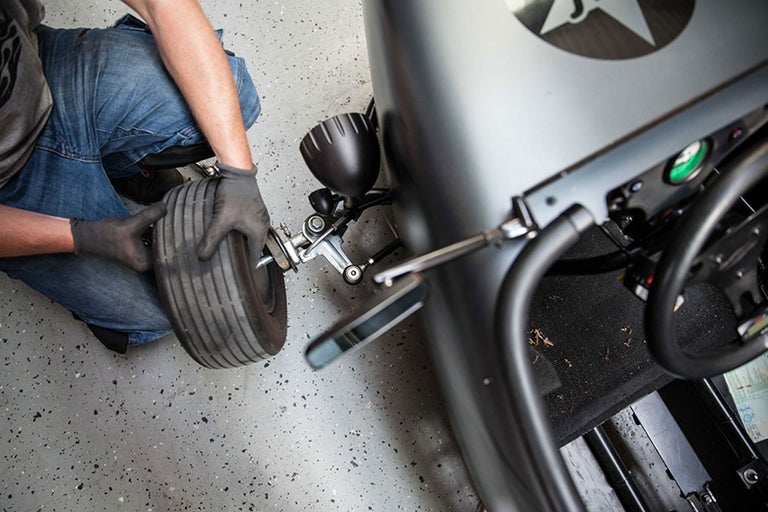 Mann montiert Reifen an ein Fahrzeug