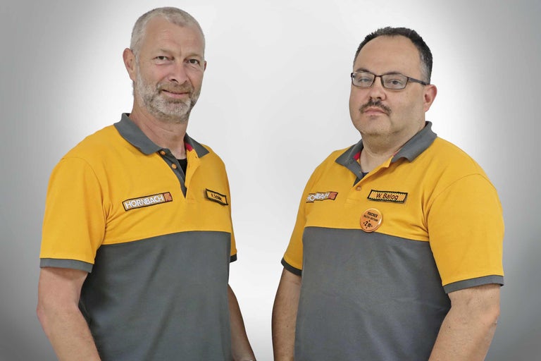 Zwei Hornbach Mitarbeiter in Arbeitskleidung.
