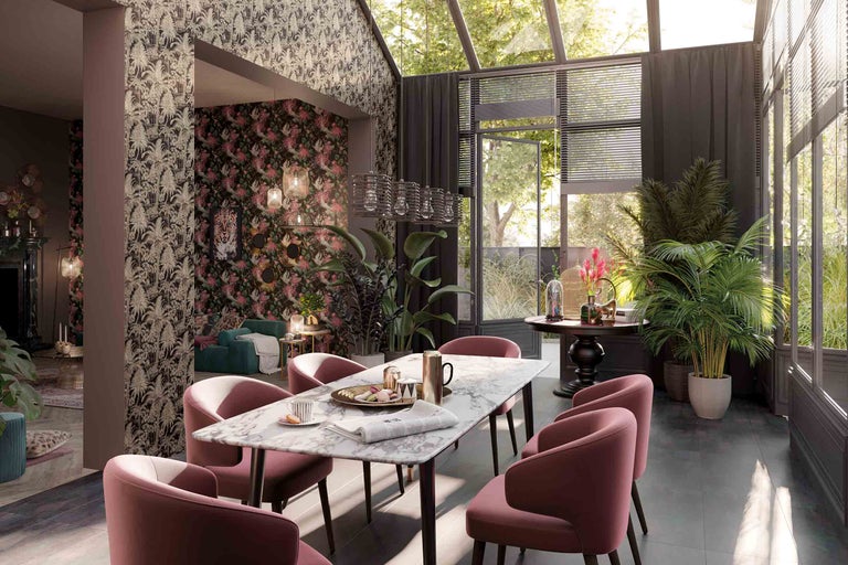 Einrichtungsidee für ein Esszimmer mit einem Tisch mit Marmorplatte, Polsterstühlen und floraler Tapete.