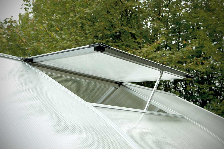 Detailaufnahme eines geöffneten Gewächshausfensters zur Belüftung