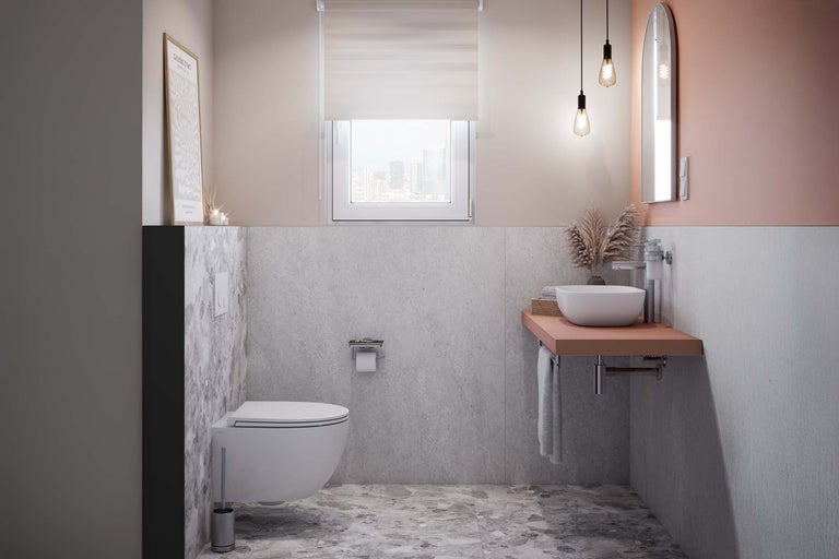 Helles Badezimmer mit Waschbecken, Toilette, Spiegel und Fenster