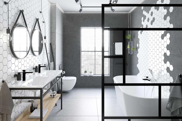 Modernes Badezimmer mit Waschbecken, Toilette und Badewanne vor Fenster
