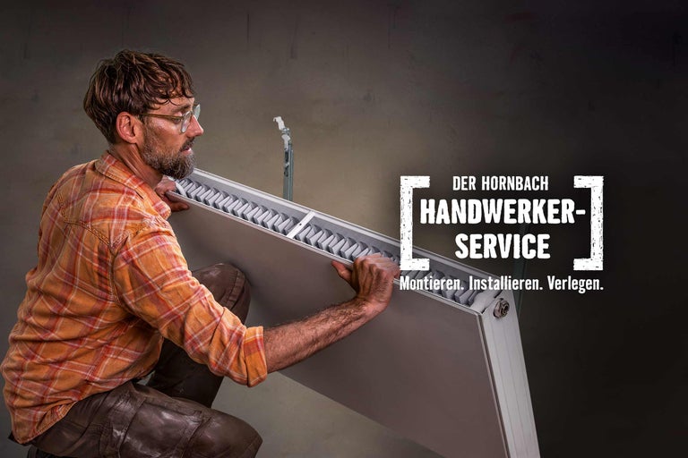 Ein Handwerker montiert einen Heizkörper mit dem Hornbach Handwerkerservice