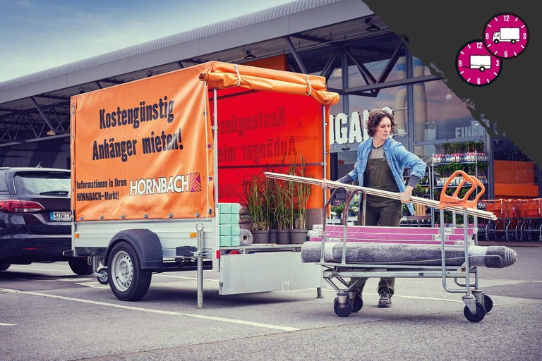 Szene mit einer Person, die einen beladenen Transportwagen mit Artikeln von Hornbach zu einem Anhänger bringt, auf dem für günstige Mietanhänger geworben wird