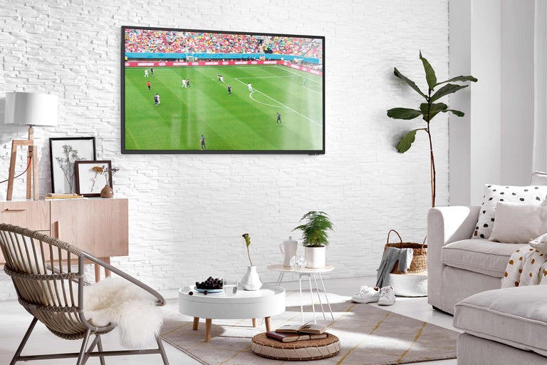 Wohnzimmer mit Fernseher, Möbeln und Dekoration