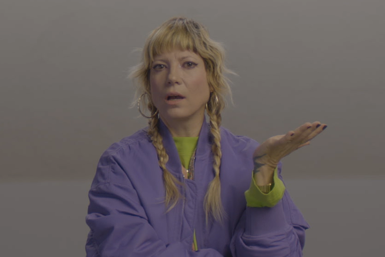 Frau mit geflochtenen Zöpfen und Bomberjacke