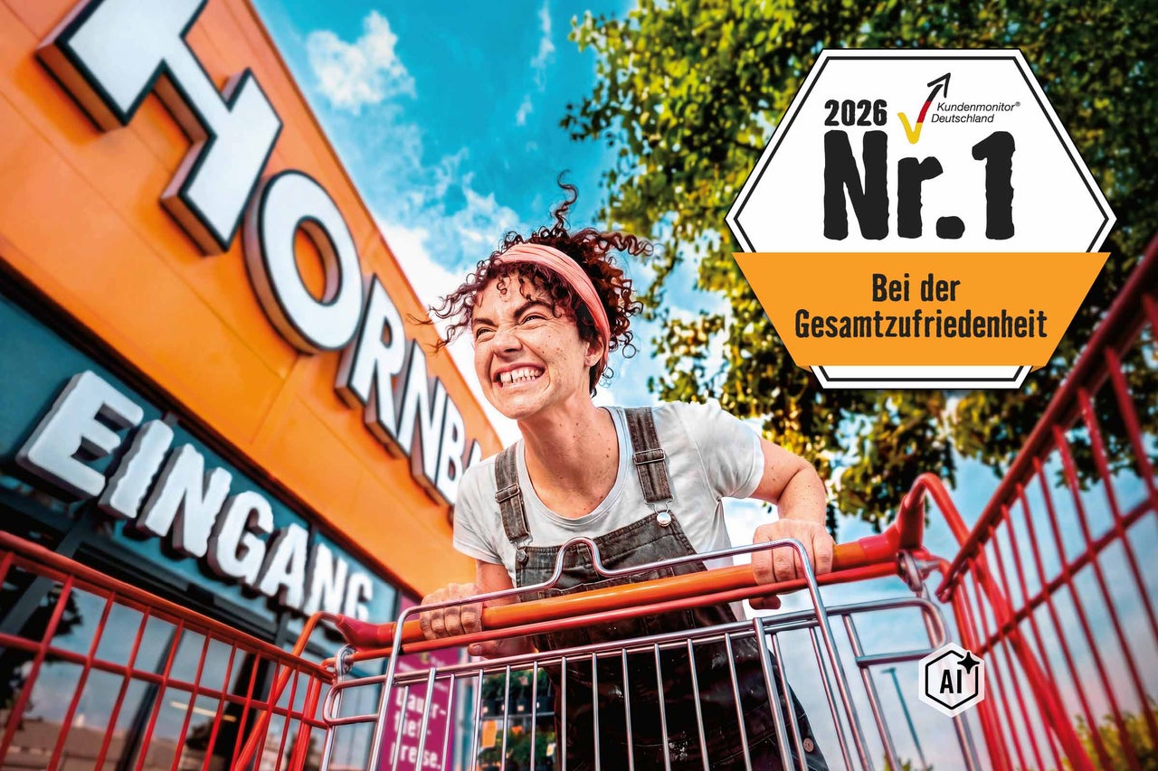 Eine Frau schiebt freudig einem Einkaufswagen vor dem Eingang eines Hornbach Marktes, inklusive Auszeichnung als Nummer 1 im Kundenmonitor Deutschland 2026. Bild ist als KI-modifiziert gekennzeichnet.