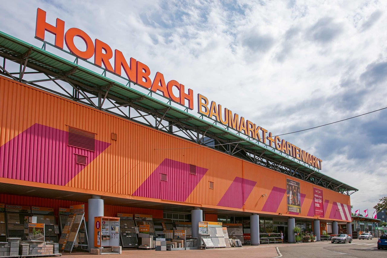  Außenansicht eines Hornbach Baumarkt + Gartenmarkt Gebäudes 