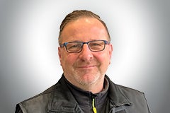 Porträt eines lächelnden Mannes mit Brille